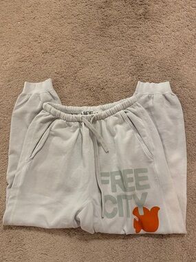 freecity Light chalk colored  sweat pants with Orange Logo brand new